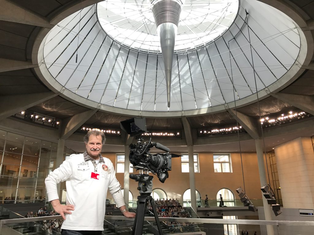 Unter der Kuppel des Reichstags auf der Pressetribüne